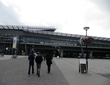 Fig. 7. Immagini delle reti per la mobilità dolce di accesso alla stazione di Amsterdam Zuid e di Bijlmer (fonte: Tiboni e Rossetti 2014).