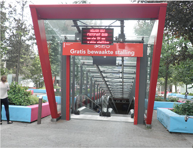 Fig. 6. Immagini delle reti per la mobilità dolce di accesso alla stazione di Amsterdam Zuid e di Bijlmer (fonte: Tiboni e Rossetti 2014).