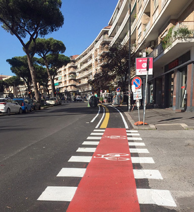Fig. 3. La città come macchina meravigliosa: la ricerca faticosa di spazio per le biciclette. Roma, via Gregorio VII (foto di Pietro Garau).